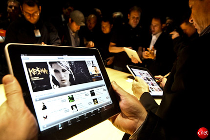 The Tech Media check out the iPad at Apples Event - Photo: c|Net